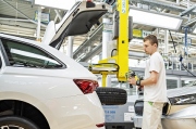 ​Škoda Auto zlepšuje ergonomii na pracovištích