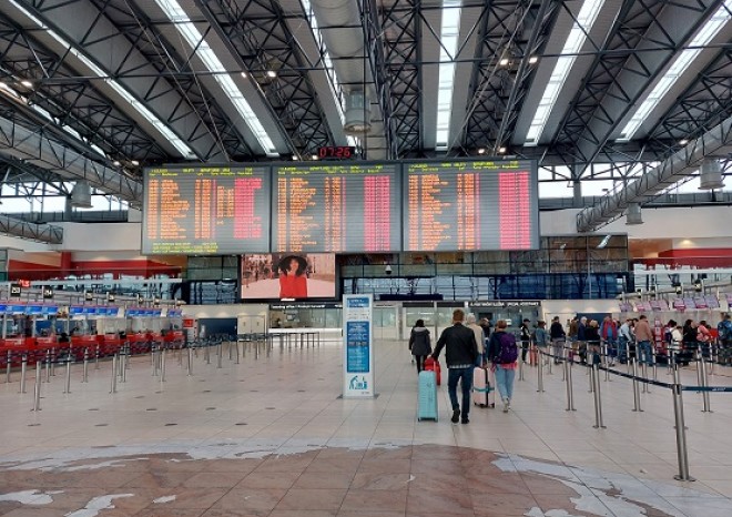 ​Cestující se na pražské letiště vracejí pomaleji než na jeho evropské konkurenty