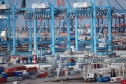Největší evropský přístav Rotterdam loni odbavil více nákladu