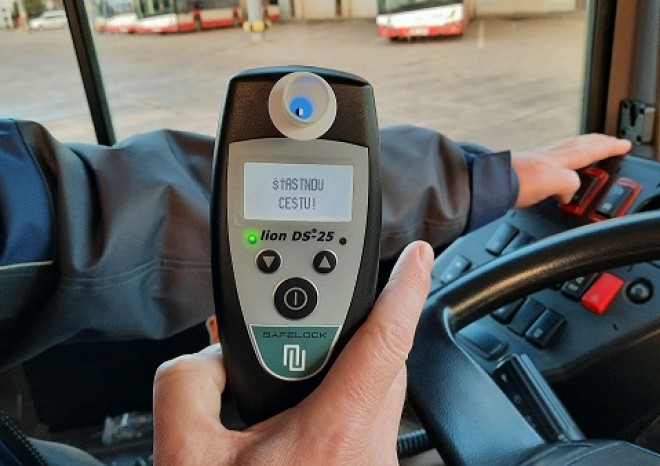 ​DPMB instaluje do vozů alkohol testery, bez dýchnutí řidiči neodjedou