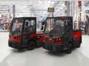 Nová řada elektrických tahačů a plošinových vozíků Linde