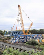 ​Stavbaři usadili u Prosenic novou konstrukci železničního mostu