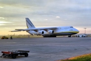 Nákladní Antonov An-124 tankoval na pražském letišti 130 tisíc litrů leteckého paliva MOL