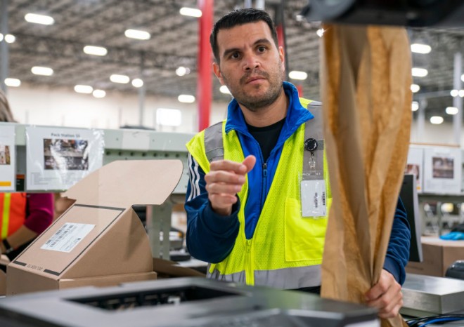 DHL Supply Chain snižuje svým zákazníkům náklady a emise optimalizací balení zásilek pomocí umělé inteligence
