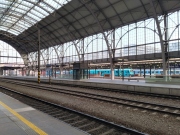 ​Cestování do Prahy mají podle premiéra zlepšit delší vlaky a nástupiště