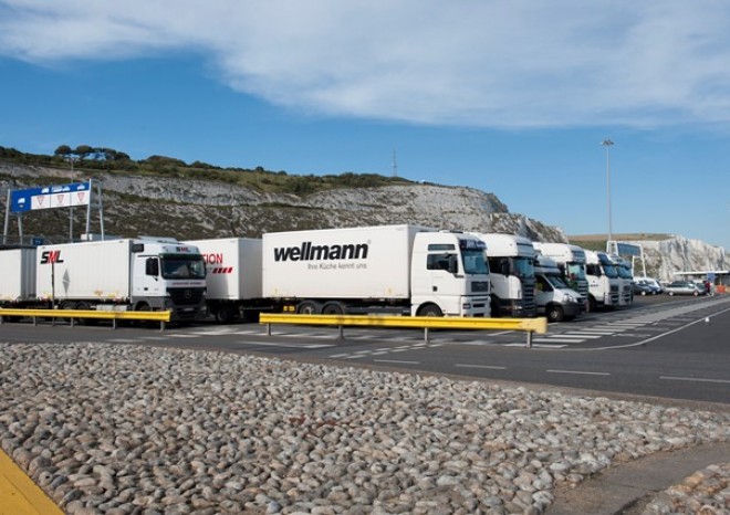 ​Dopravci mají kvůli brexitu dál problémy, před Doverem stojí fronty kamionů