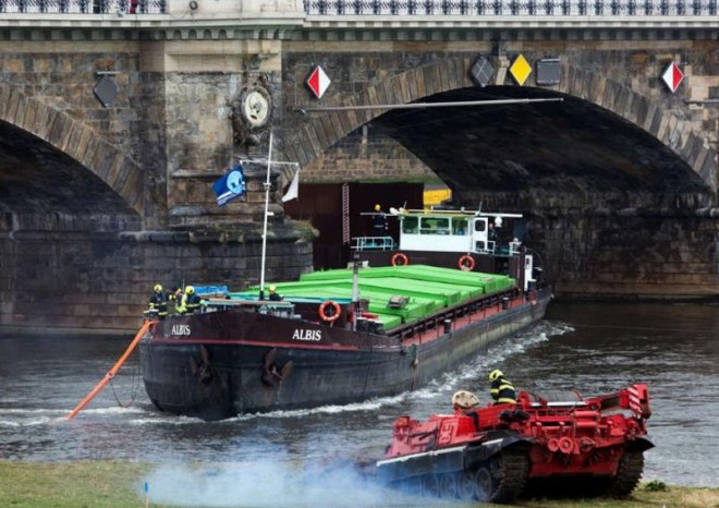 Uvíznutou českou nákladní loď se podařilo po týdnu vyprostit