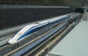 ​Japonský vlak Maglev pohybující se na magnetickém polštáři je stále nejrychlejší