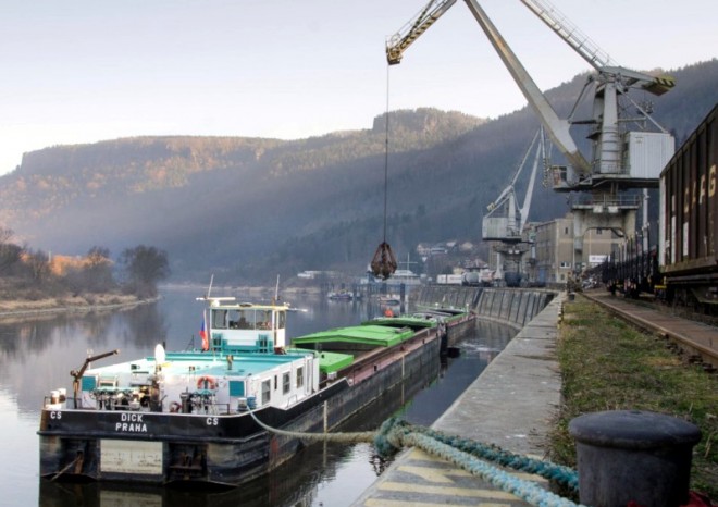 Dopravci v Česku loni po vodě přepravili 1,2 milionu tun nákladu, meziročně méně