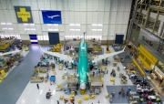 Boeing se po problémech s letadly propadl do ztráty
