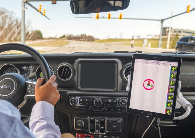 Stellantis se v USA podílí na testech vozidel s připojením 5G, které v reálném čase upozorňují na hrozící nebezpečí