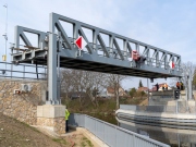 Unikátní železniční most přes plavební kanál na Vltavě se poprvé zdvihl