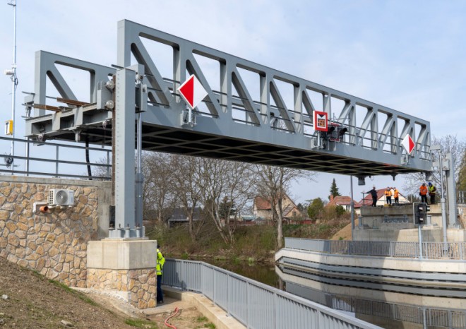 Unikátní železniční most přes plavební kanál na Vltavě se poprvé zdvihl
