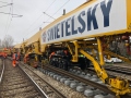 Unikátní RUS 1000 S přijel poprvé do Česka. Ve Velimi obnovuje koleje na zkušebním železničním okruhu
