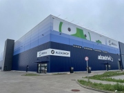 Alza otevírá logistické centrum s pobočkou a prvním AlzaDrive v Maďarsku
