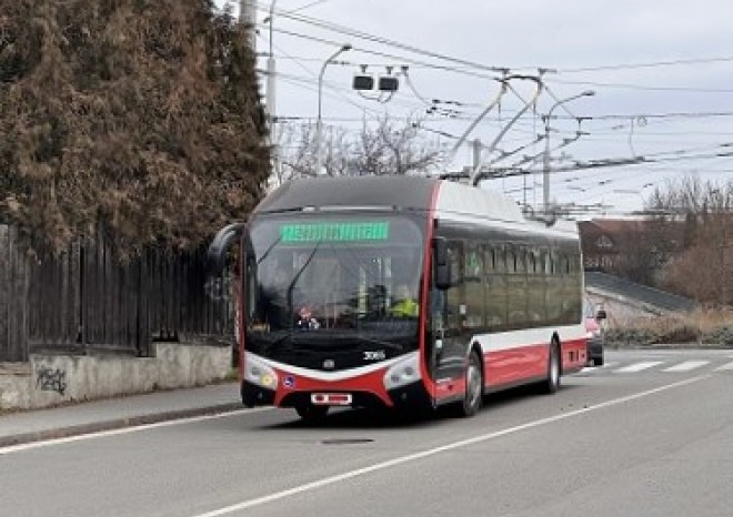 ​První trolejbus Mario složený v DPMB vyjíždí na zkušební jízdy