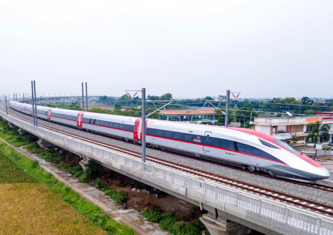 V Indonésii otevřeli první vysokorychlostní železnici jihovýchodní Asie