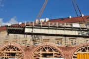 Dělníci odstranili část opravovaného železničního mostu v pražském Karlíně