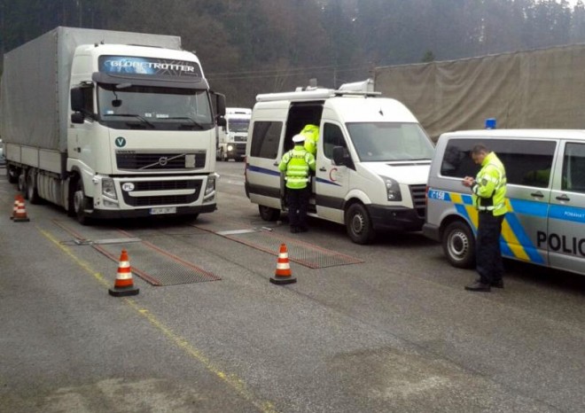 Za pololetí policie v ČR zvážila 8391 nákladních aut, každé třetí bylo přetížené