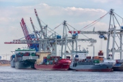 Německo umožní Číně převzít podíl v hamburském přístavu menší než 25 procent