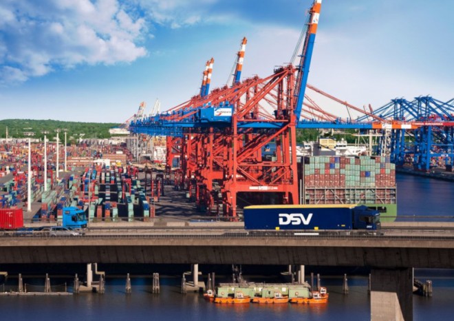 Nedostatek kontejnerů a nízká cena ovlivňují svět námořní přepravy