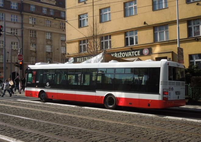 ​Rencar chystá právní kroky kvůli reklamě na autobusech