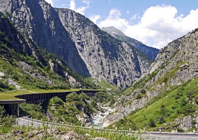 ​Klimatičtí aktivisté ve Švýcarsku zablokovali klíčový tunel, zasahovala policie