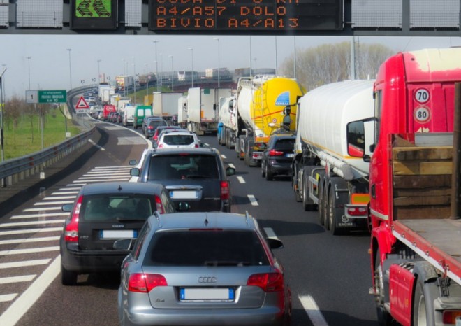 Sazby za silniční nákladní dopravu v Evropě Q1 2024: Spotové i smluvní sazby klesají