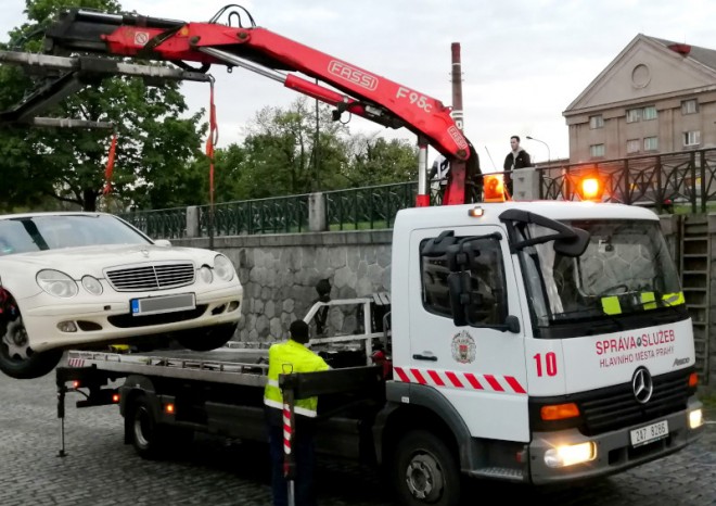 Praha plánuje zdražit platby za odtahy vozidel a jejich parkování