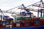 Kvůli útokům na lodě rostou ceny i přepravní časy, řešením je železniční kontejnerová přeprava