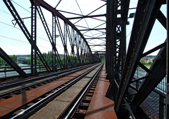 Desítky architektů požadují opravu železničního mostu pod Vyšehradem