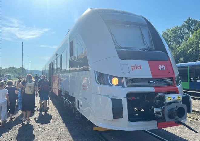 ​České dráhy zahájily zkušební provoz nových vlaků RegioFox