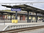 Vlaky u Poříčan na Kolínsku jezdí po pondělní havárii po dvou kolejích ze tří