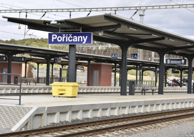 Vlaky u Poříčan na Kolínsku jezdí po pondělní havárii po dvou kolejích ze tří