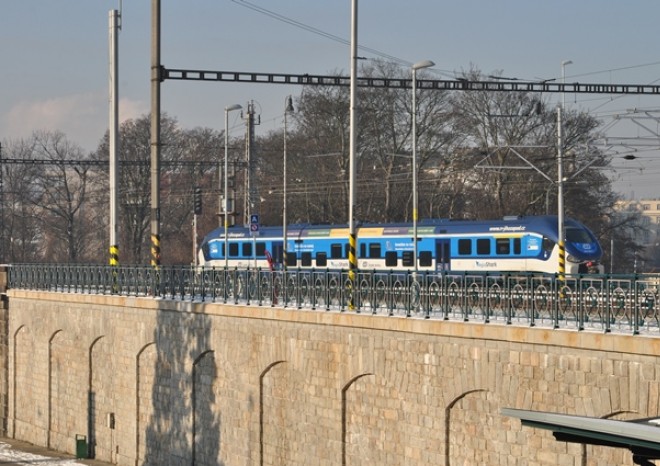 Kraj chce přilákat více cestujících do vlaků a autobusů, zavede slevy na jízdném