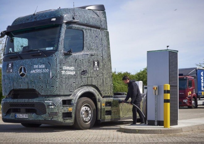 Mercedes-Benz Trucks překonává „zvukovou bariéru“ při elektrickém nabíjení s výkonem 1000 kW
