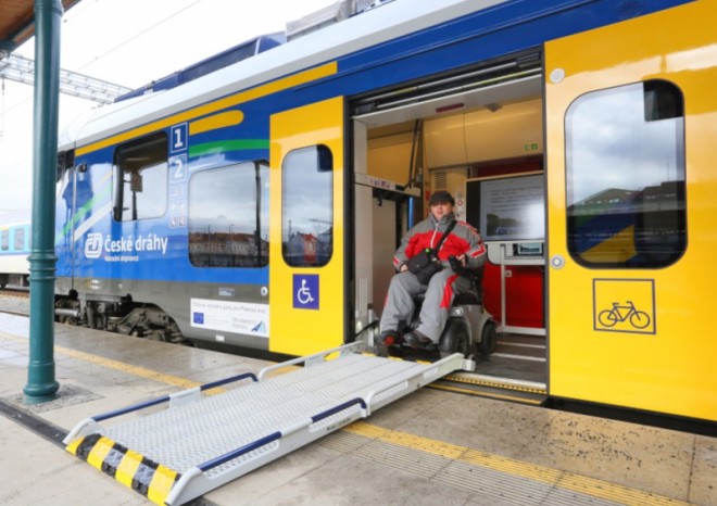 Do vlaků se vrací i cestující s handicapem, letos mají k dispozici rekordní počet bezbariérových spojů