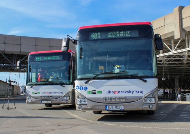 Regionální autobusy v okolí Brna se mají propojit se semafory