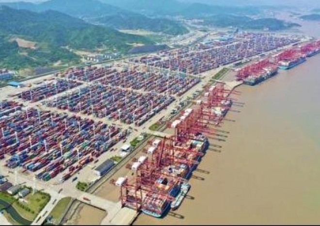 Zácpy v čínských přístavech narůstají, terminál v Ning-po je zavřený sedmý den
