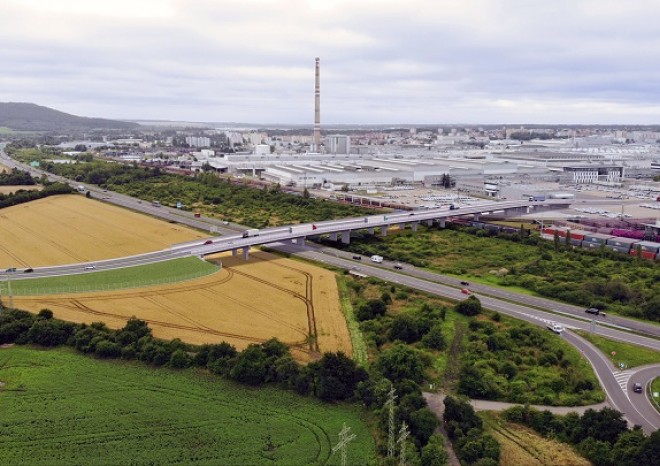​Škoda Auto zahájila výstavbu čtyřproudého mostu Laurina & Klementa přes dálnici D10