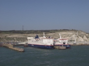 Britský ministr brání smlouvu na lodní dopravu s firmou bez lodí