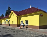 Cestujícím v Modřicích slouží opravená výpravní budova