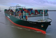 Loď v Suezském průplavu se podařilo uvolnit, doprava se může obnovit