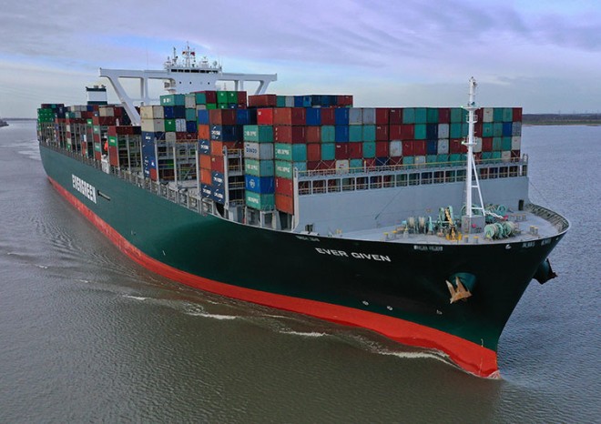 Pokus o uvolnění kontejnerové lodi uvízlé v Suezu nevyšel