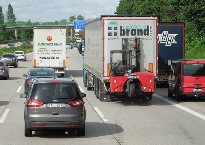 ​Německá vláda schválila zlevnění paliv a levné jízdné na MHD