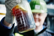 Recyklační jednotka OMV ReOil mění plastový odpad v syntetickou ropu