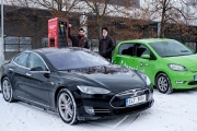 Carharing v Brně s jistým parkovacím místem i vozem Tesla