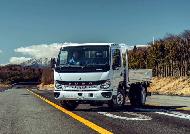 Značka FUSO koncernu Daimler Truck uvádí na trh nový Canter a eCanter