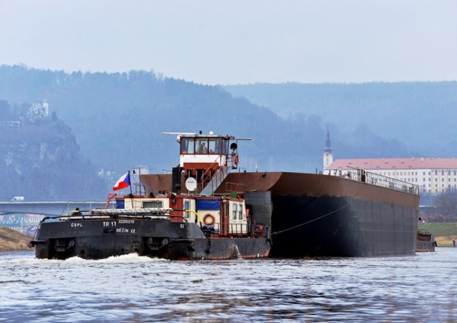 Největší loď vyrobená v ČR míří do Hamburku, přepravu
zajišťuje ČSPL