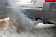 Senátoři navrhují mírnější snižování emisí vozidel